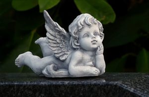 天使の像と葉っぱの写真