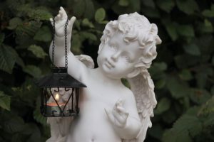 ランプを持った天使の像の写真